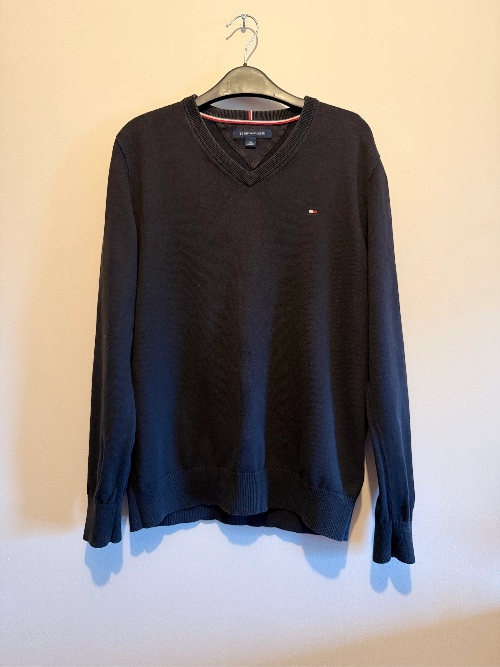 Pull Tommy Hilfiger Homme S Noir – Col V – Logo brodé – Très bon état